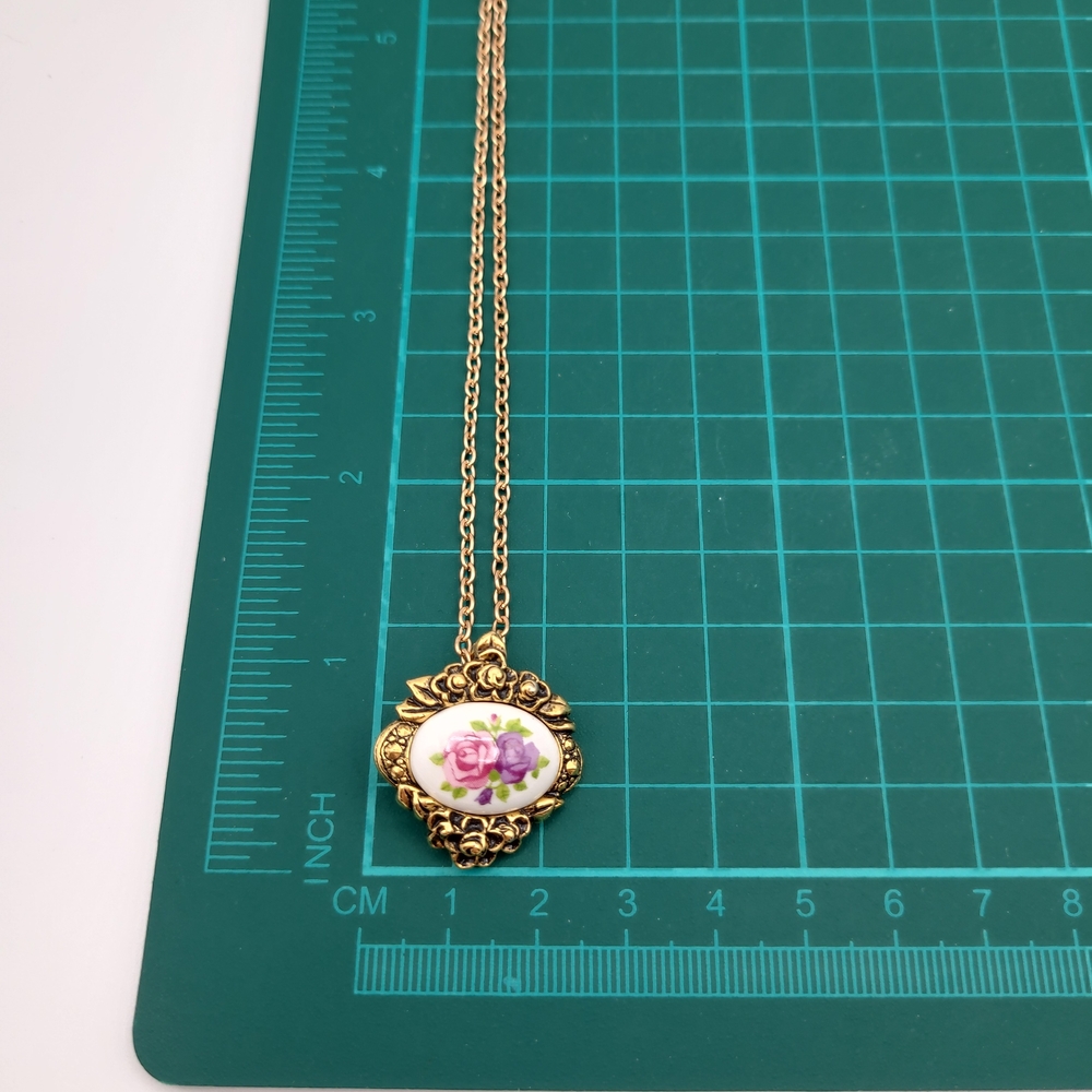 Vintage Avon Gold Floral Pendant Necklace Victorian Rose Cameo Style - Picture 6 of 12